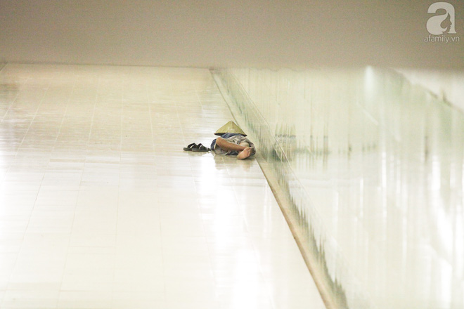 Muôn kiểu chống nắng nóng của người Hà Nội trong những ngày đầu hè